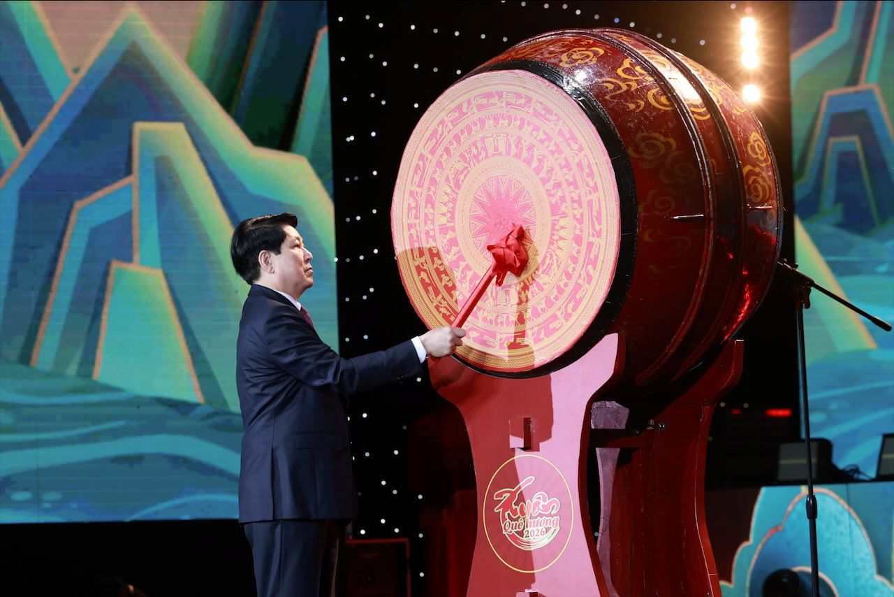 Chủ tịch nước Lương Cường đánh trống khai Xuân Bính Ngọ 2026. Ảnh: Hải Nguyễn