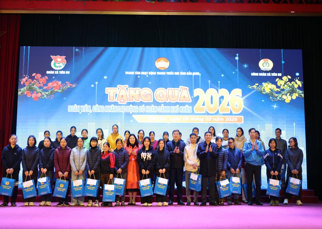 Leaders present gifts to union members and workers in difficult circumstances. Photo: Quyet Chien