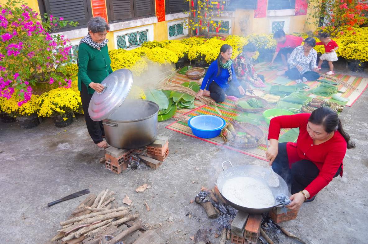 Giữa nhịp sống hiện đại hối hả, nhiều địa phương và cộng đồng dân cư tại khu vực Tây Nam Bộ tổ chức các hoạt động tái hiện không gian Tết xưa, qua đó góp phần gìn giữ và lan tỏa các giá trị văn hóa truyền thống. Trong các hoạt động, hình ảnh gói bánh tét quây quần bên nhau trở thành điểm nhấn, gợi lại ký ức Tết cổ truyền của người dân miền sông nước.