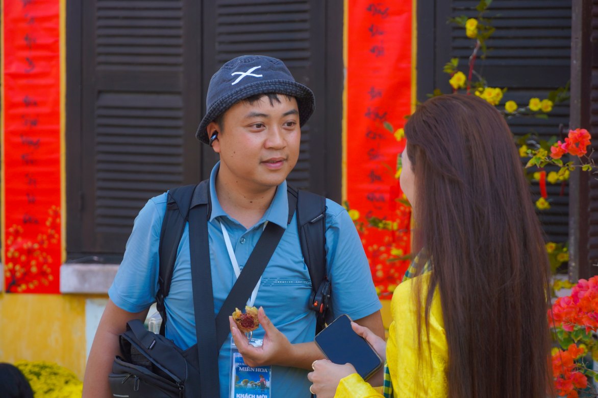 Lần đầu tham gia không gian tái hiện Tết xưa của miền Tây, anh Trần Công Định (TP Hà Nội) cho hay, khá ấn tượng với không khí truyền thống nơi đây. Theo anh Định, việc trực tiếp chụp ảnh và thưởng thức bánh tét tại không gian tái hiện giúp anh hiểu rõ hơn giá trị văn hóa của món bánh, dù khác bánh chưng miền Bắc nhưng đều mang ý nghĩa sum vầy, gắn kết gia đình.