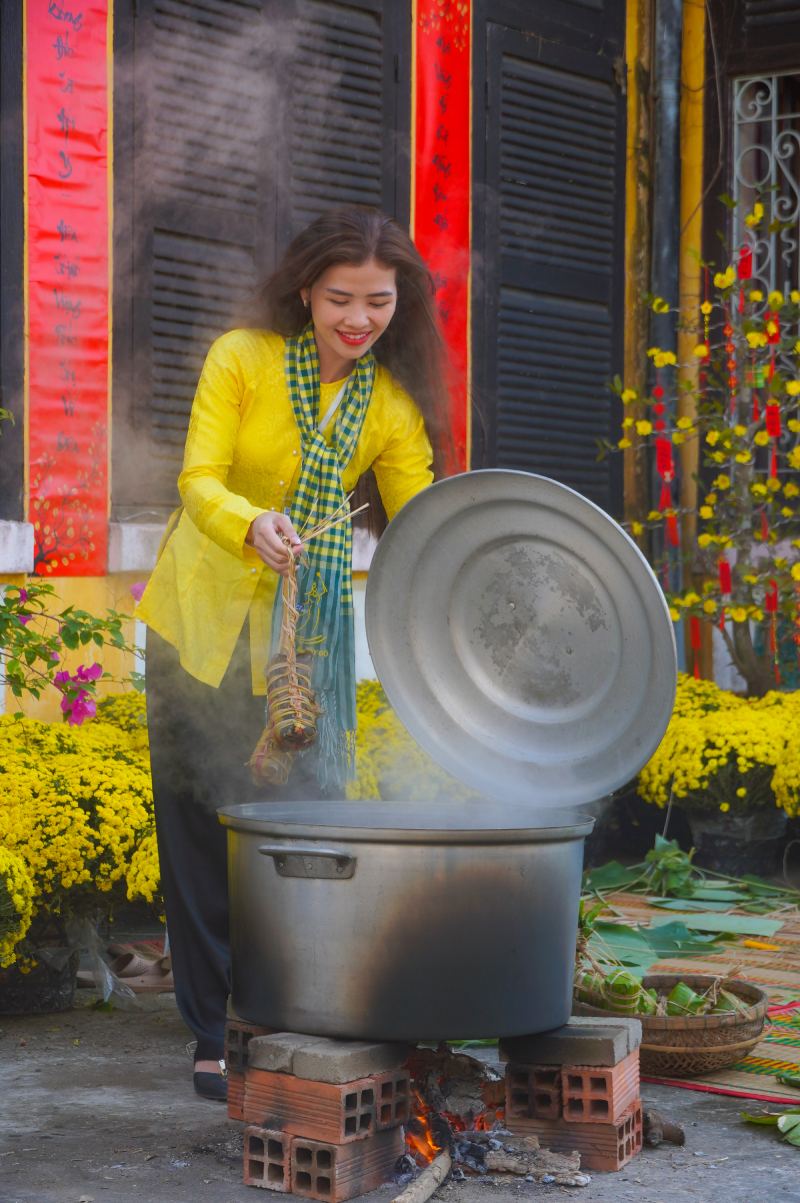 Trong bối cảnh đời sống hiện đại ngày càng phát triển, việc tổ chức các hoạt động tái hiện gói bánh Tét được xem là cách làm thiết thực nhằm giữ gìn bản sắc văn hóa dân tộc, đồng thời lan tỏa thông điệp về sự sum vầy, sẻ chia – những giá trị cốt lõi của Tết Việt.