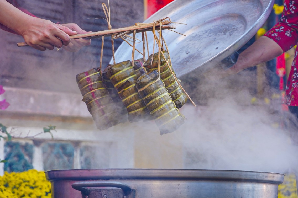 Hoạt động này không chỉ góp phần bảo tồn các giá trị văn hóa truyền thống mà còn tăng cường sự gắn bó trong cộng đồng dân cư, đặc biệt giúp thế hệ trẻ hiểu rõ hơn ý nghĩa của Tết cổ truyền.