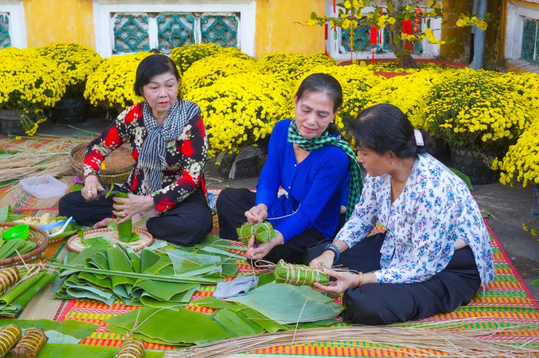 Hoạt động gói bánh Tét thu hút đông đảo người dân tham gia.