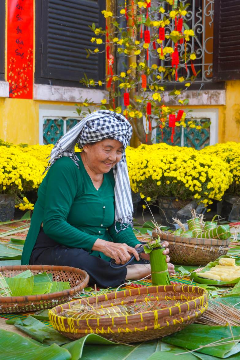 Chia sẻ về ý nghĩa của việc gói bánh tét trong ngày Tết, bà Nguyễn Thị Tuyết (68 tuổi, phường Sa Đéc, tỉnh Đồng Tháp) cho biết, gói bánh tét không chỉ để có bánh dâng cúng mà còn là cách để con cháu thể hiện lòng biết ơn đối với ông bà, tổ tiên. “Tết hay ngày giỗ đều phải có bánh Tét. Đó là nếp nhà, là cách nhắc con cháu nhớ về cội nguồn, về những người đi trước”, bà Tuyết nói.