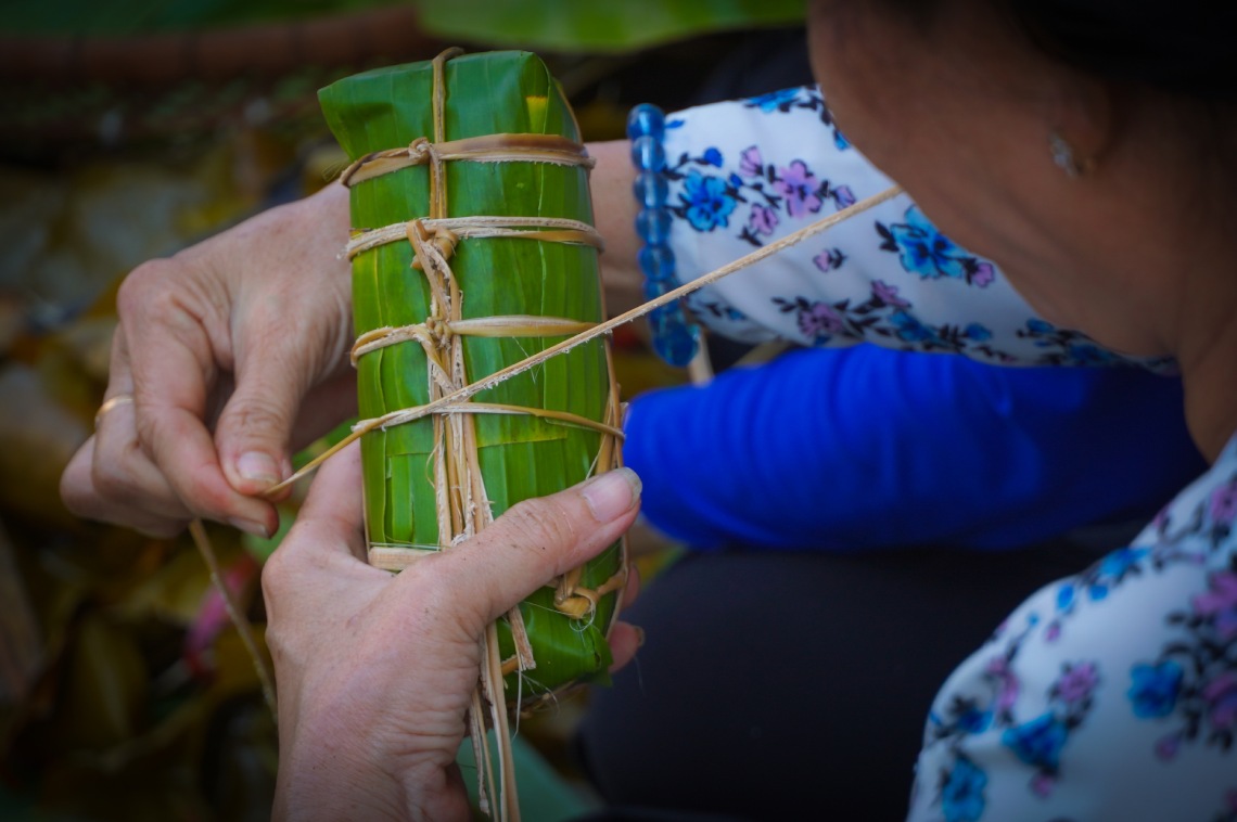 Theo bà Nguyễn Thị Thu Hương (63 tuổi, phường Sa Đéc, tỉnh Đồng Tháp), gói bánh tét là cách để gìn giữ nếp Tết của gia đình và truyền lại phong tục cho con cháu.