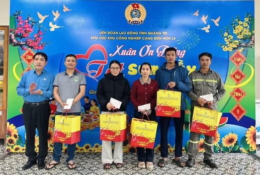 Quang Tri Provincial Labor Federation presents 60 Tet gifts to union members and workers in difficult circumstances in the Tet Sum vay program. Photo: Quang Tri Trade Union