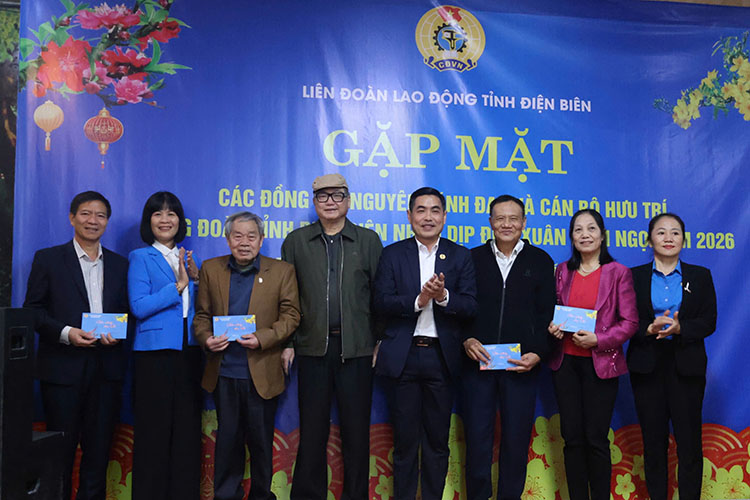 Dien Bien Provincial Labor Federation meets with former leaders and retired officials of the Provincial Trade Union on the occasion of Binh Ngo Spring 2026. Photo: Giang Nam