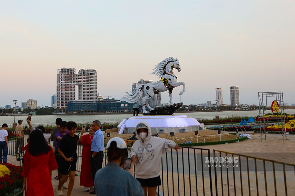 Người dân và du khách Đà Nẵng ấn tượng với tạo hình “Kim Mã 4.0“. Ảnh: Thanh Huyền