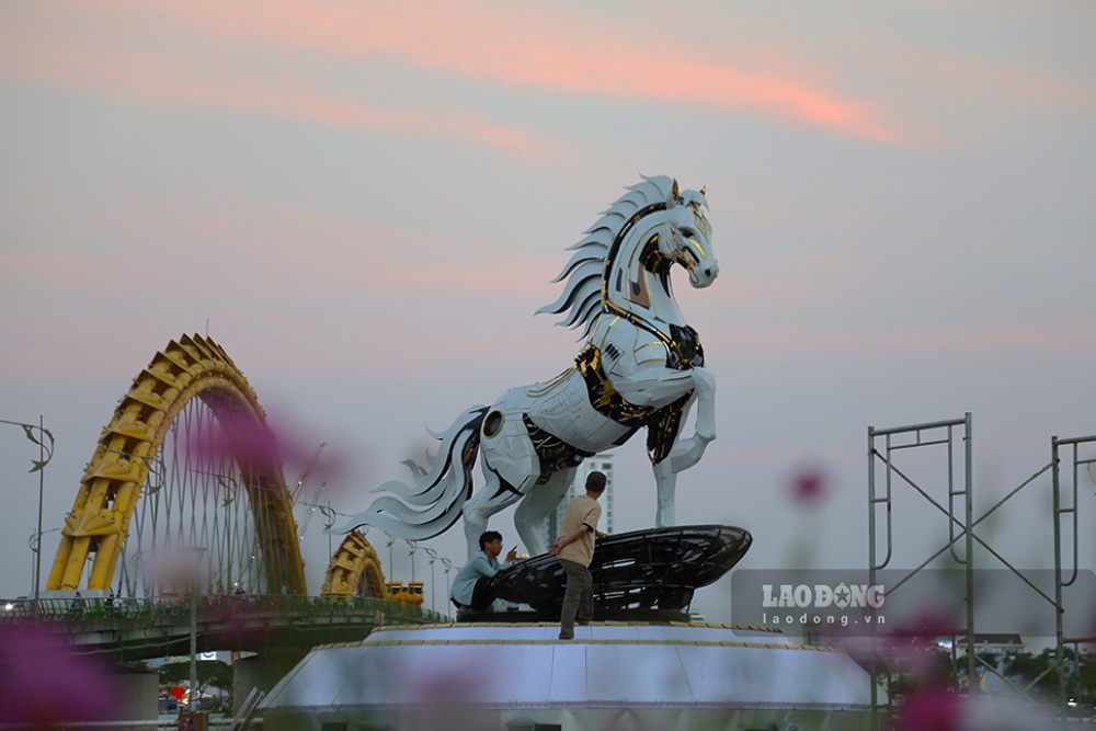 Tạo hình ngựa phong cách công nghệ hiện đại thu hút sự chú ý của người dân và du khách. Ảnh: Thanh Huyền