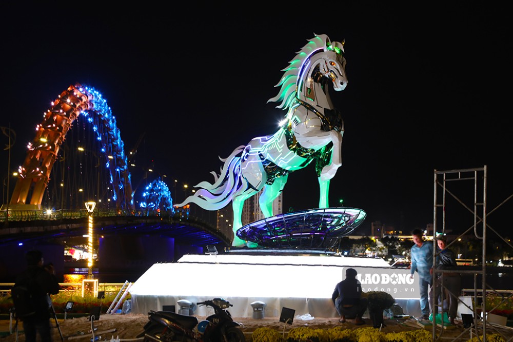 Hệ thống đèn LED trên thân linh vật tạo hiệu ứng nổi bật khi lên đèn vào ban đêm. Ảnh: Thanh Huyền