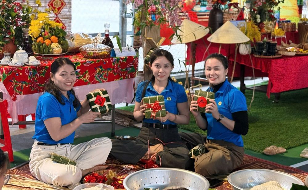 Green Chung cake wrapping contest, contributing to bringing a peaceful and warm Tet to patients being treated at Tan Ky Medical Center. Photo: Nghe An Trade Union