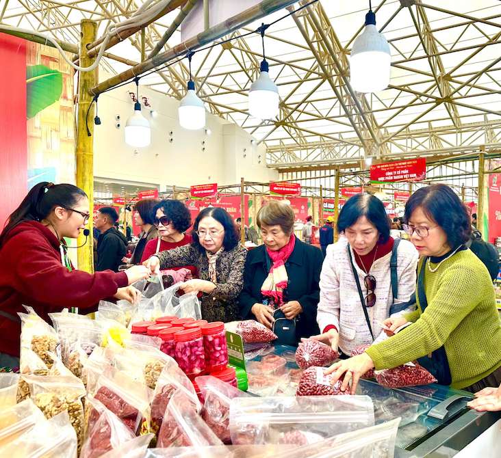 The 2026 Spring Fair becomes an effective trade promotion channel, where businesses directly reach consumers, find agents and expand distribution networks. Photo: Thach Lam