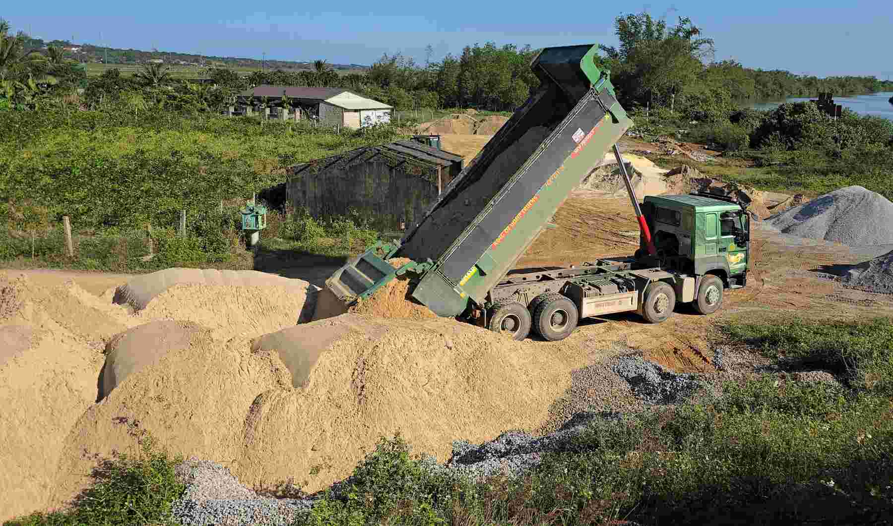 Sand in the CFG Nam Quang Tri project is taken out for consumption against regulations. Photo: Hung Tho