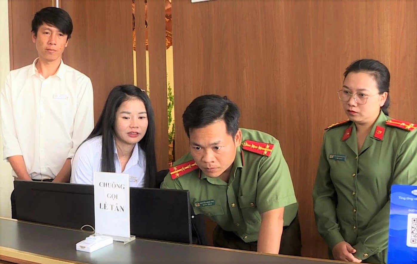 ラムドン省警察は、一時滞在期間を超過した外国人の審査と処理のピーク期間を展開しています。写真:警察提供