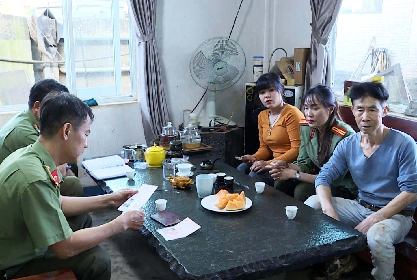 Công an tỉnh Lâm Đồng kiểm tra các công ty, doanh nghiệp có sử dụng lao động người nước ngoài trên địa bàn. Ảnh: Công an cung cấp