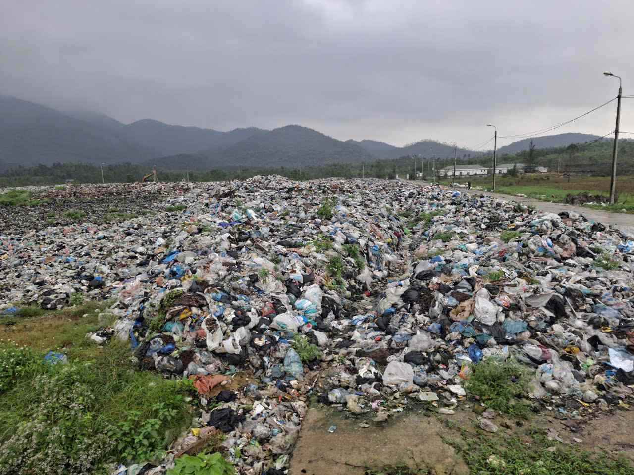The waste treatment area in Hong Loc commune expired 6 months ago, so at the end of January, Ha Tinh Provincial People's Committee directed to stop receiving waste here. Photo: Tran Tuan