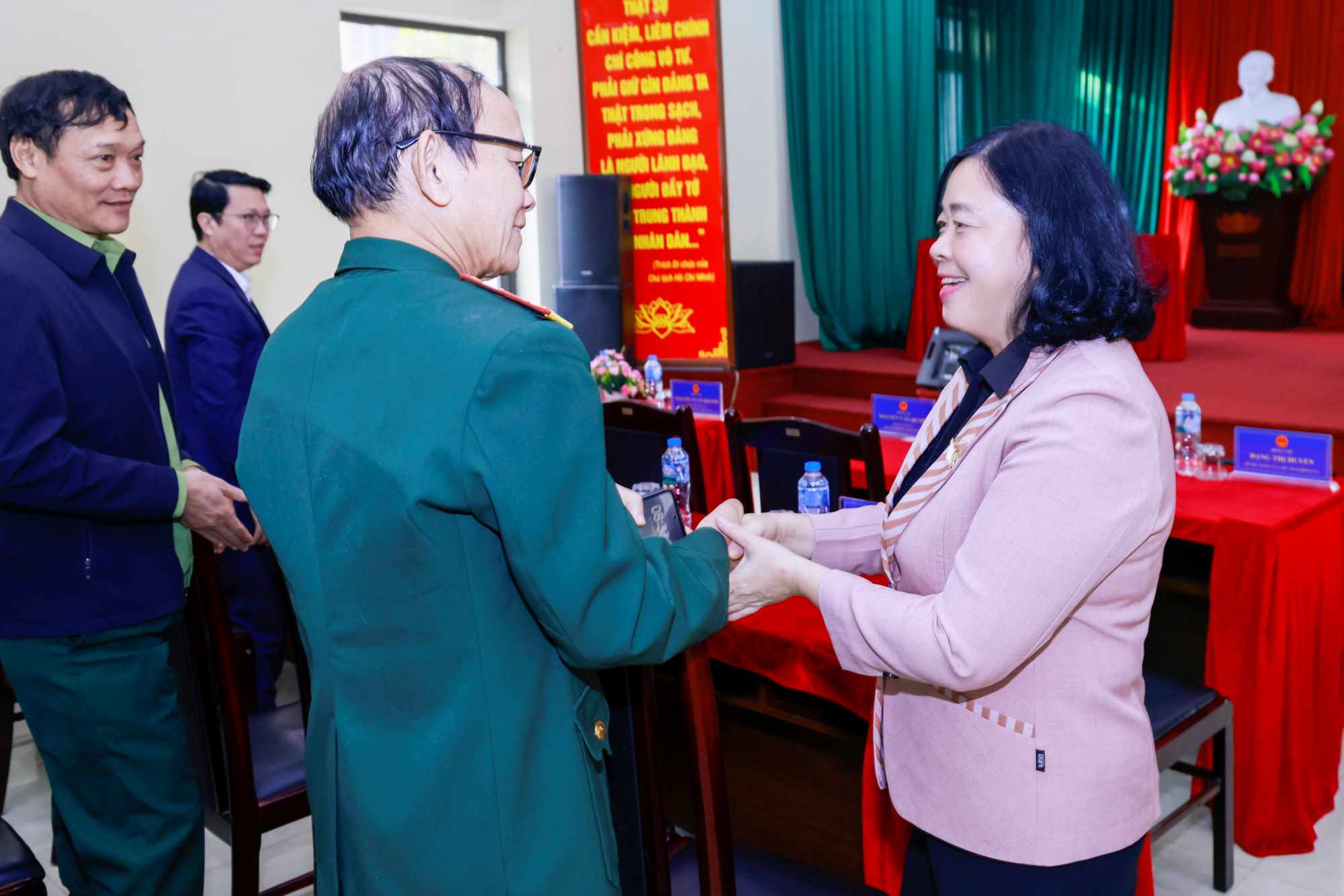 Politburo Member, Secretary of the Party Central Committee, Secretary of the Party Committee of the Fatherland Front, Central mass organizations, Chairman of the Central Committee of the Vietnam Fatherland Front Bui Thi Minh Hoai meets with voters of Election Unit No. 4 (Hanoi) on December 19, 2025. Photo: Hai Nguyen
