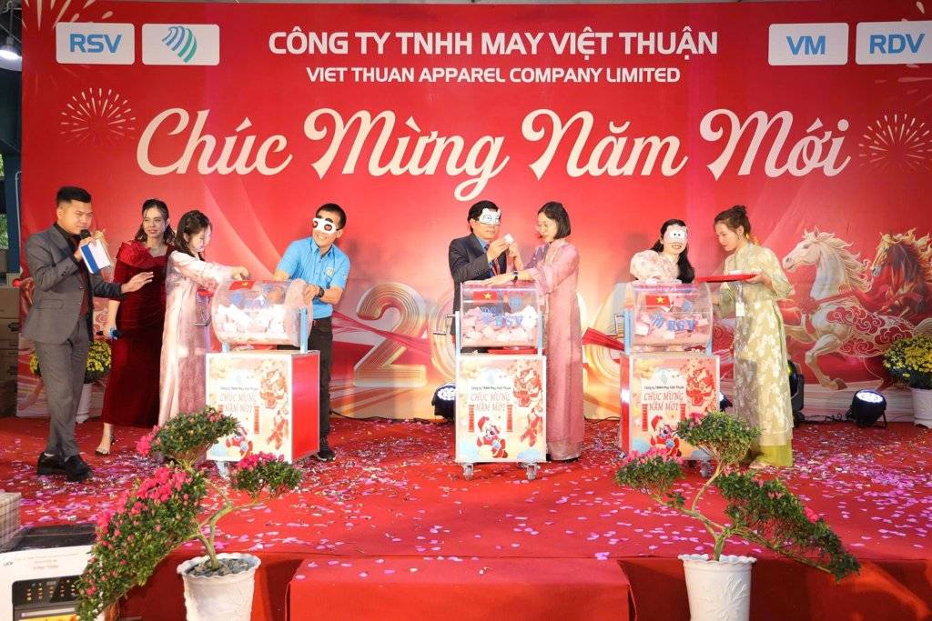 Đoàn viên, CNLĐ tại Công ty TNHH May Việt Thuận tham gia chương trình bốc thăm trúng thưởng. Ảnh: Diệu Anh