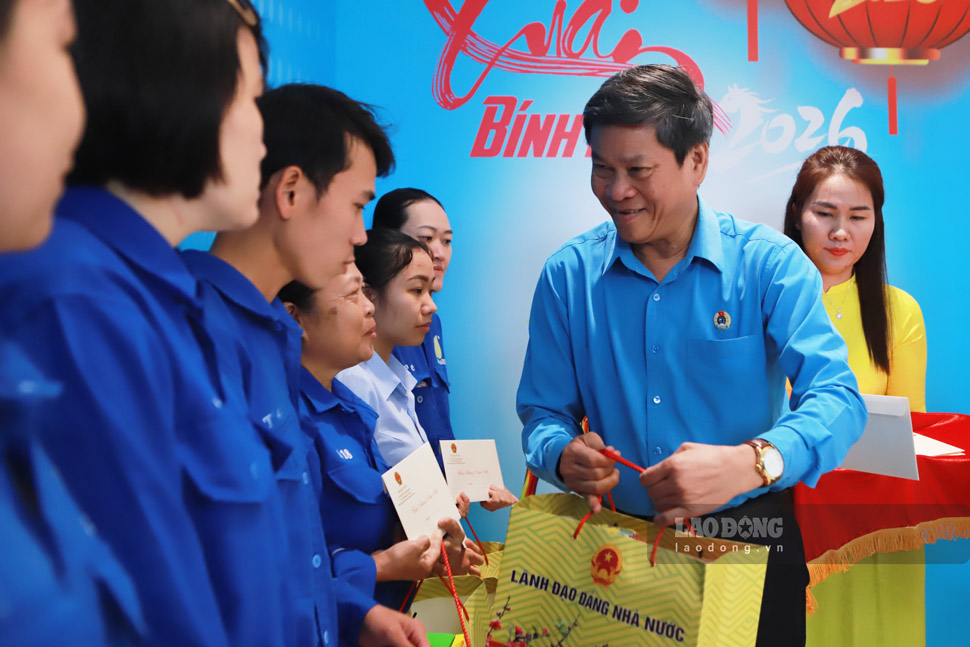 Phó Chủ tịch Tổng LĐLĐ Việt Nam Huỳnh Thanh Xuân trao quà Tết cho ĐV, NLĐ. Ảnh: Hoài Phương