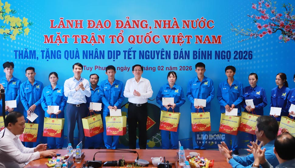 Phó Thủ tướng Chính phủ Hồ Quốc Dũng cùng lãnh đạo tỉnh Gia Lai trao quà Tết cho ĐV, NLĐ. Ảnh: Hoài Phương