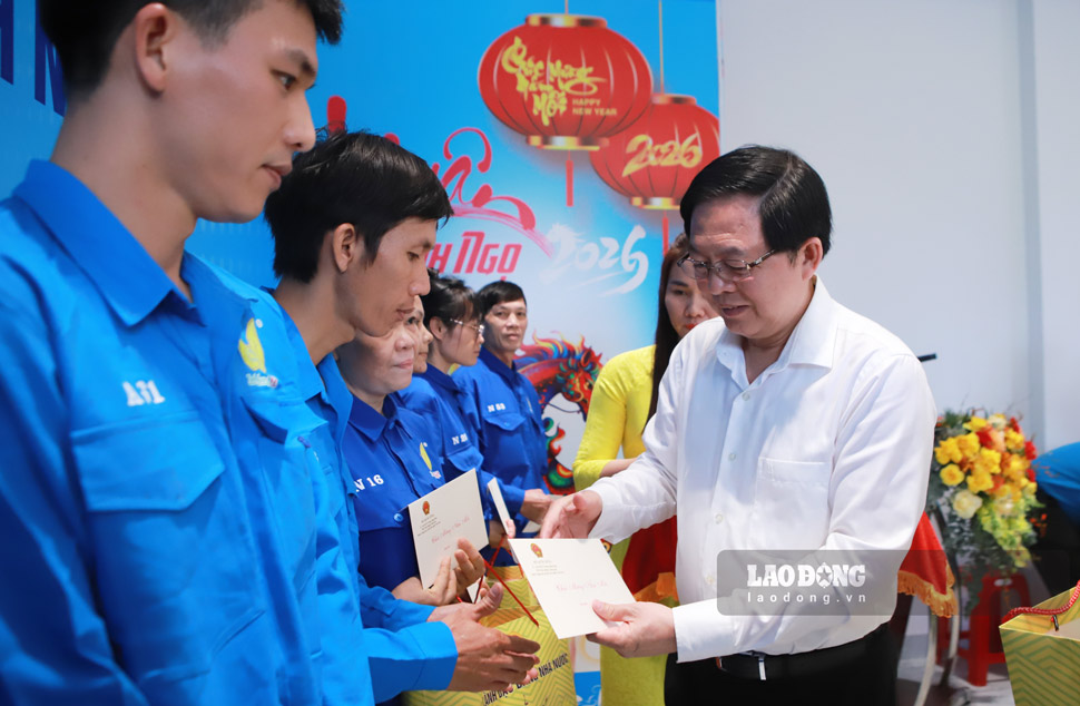 Mr. Ho Quoc Dung - Member of the Party Central Committee, Deputy Prime Minister - presents Tet gifts to union members and employees of Minh Du Poultry Breeding Co., Ltd. Photo: Hoai Phuong