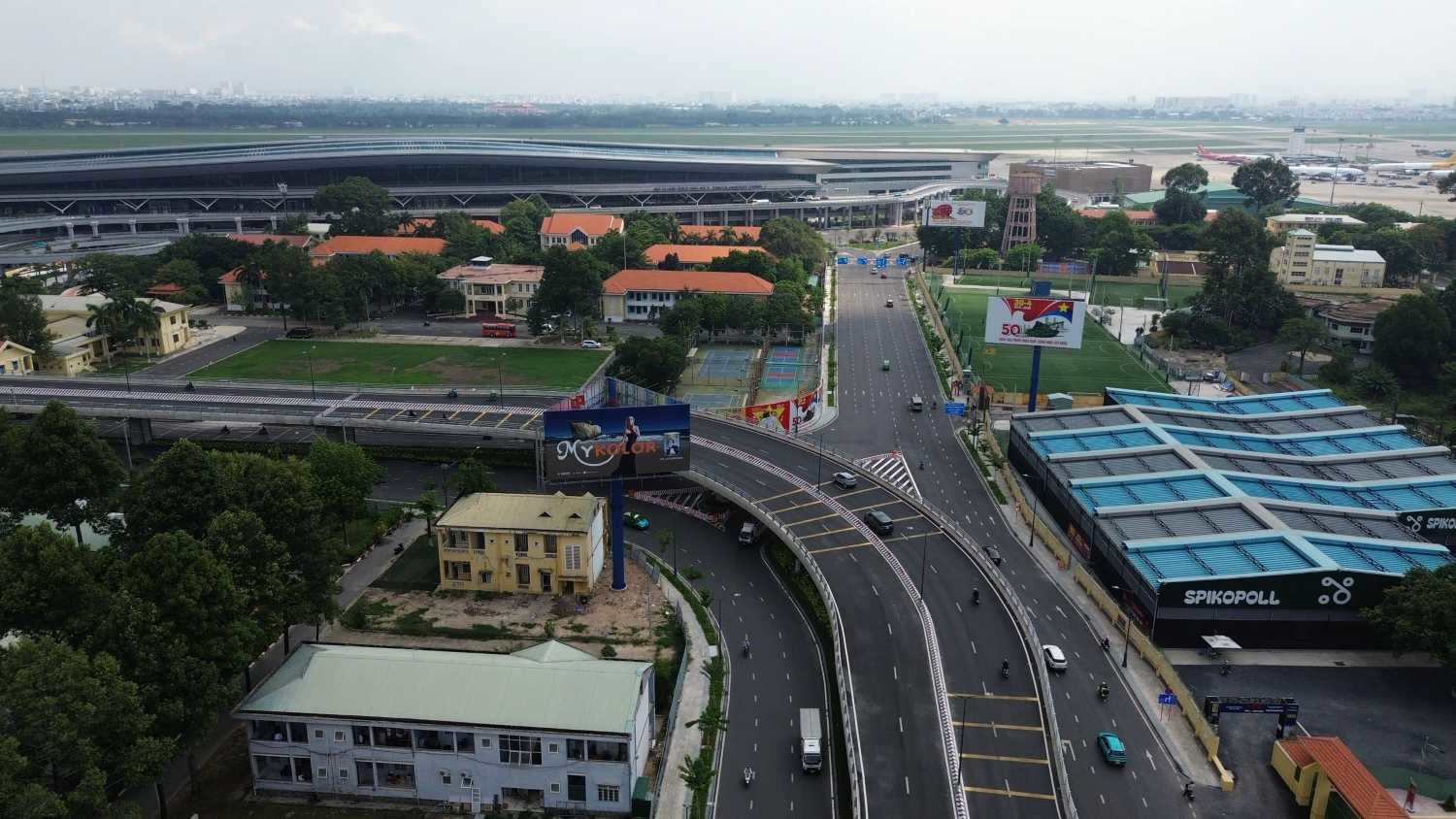 The road connecting Tran Quoc Hoan - Cong Hoa and the overpass in front of Tan Son Nhat T3 terminal. Photo: Minh Quan