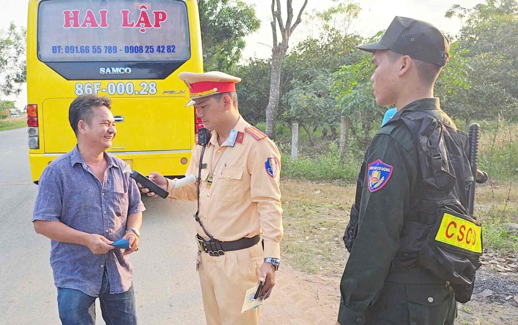 Traffic Police of Lam Dong Provincial Police stick to the road to perform tasks during Tet. Photo: Phuc Khanh