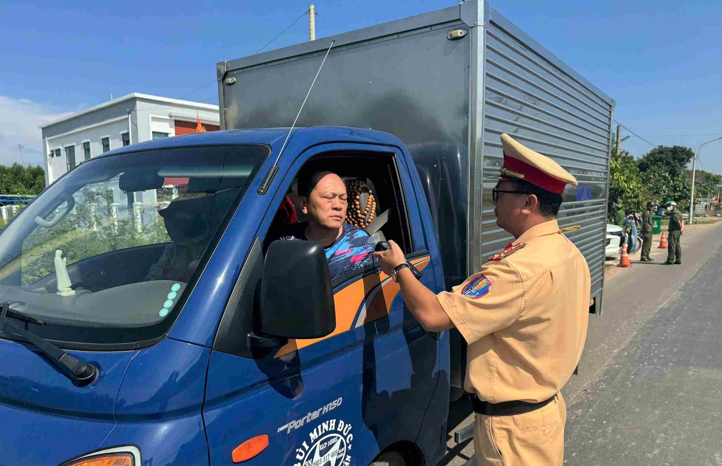 Kiểm tra nồng độ cồn đối với tài xế điều khiển xe tải. Ảnh: Phúc Khánh 