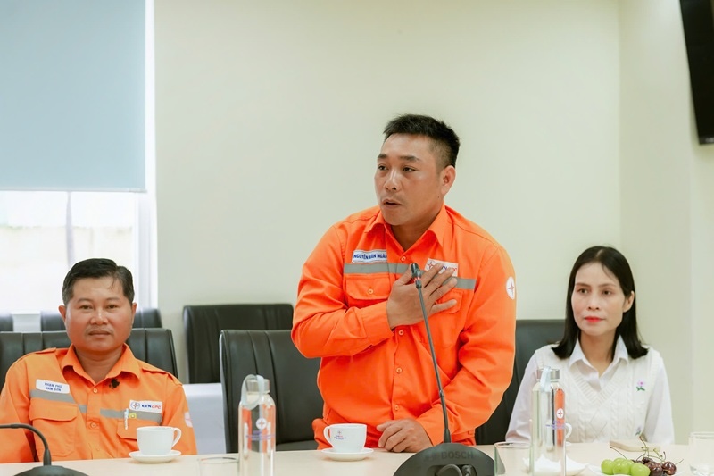 Anh Nguyễn Văn Ngành - nhân viên Điện lực A Lưới  cảm ơn Công đoàn đã thăm hỏi động viên người lao động  khó khăn dịp Tết Nguyên đán. Ảnh: CĐCS