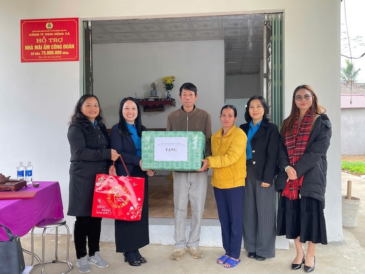 Ms. Pham Thi Quynh emotionally receives gifts from the Trade Union of the Vietnam Agriculture and Environment Trade Union before the Binh Ngo Lunar New Year. Photo: CDN
