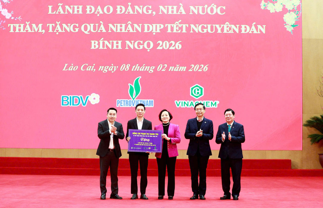Deputy Prime Minister Pham Thi Thanh Tra and the working delegation presented 2,800 gifts, worth 4 billion VND, to policy households and poor households in Lao Cai province. Photo: Thu Giang