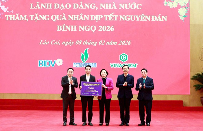 Phó Thủ tướng Phạm Thị Thanh Trà trao 2.800 suất quà cho người dân Lào Cai