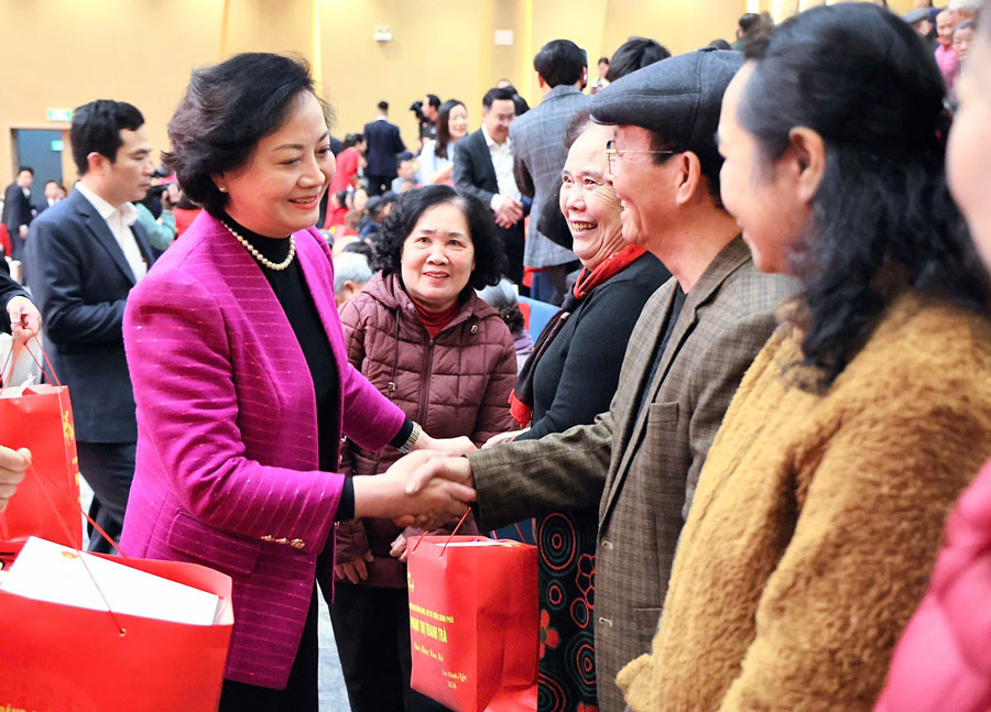 Phó Thủ tướng Phạm Thị Thanh Trà thăm hỏi, tặng quà các gia đình chính sách, người có công, hộ nghèo trên địa bàn phường Yên Bái, sáng 8/2 - Ảnh: VGP/Thu Giang  