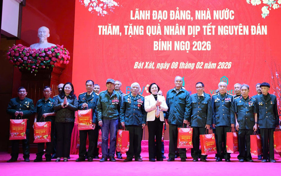 Phó Thủ tướng Phạm Thị Thanh Trà tặng quà cho các gia đình chính sách, người có công, hộ nghèo trên địa bàn xã Bát Xát, xã Trịnh Tường. Ảnh: Thu Giang