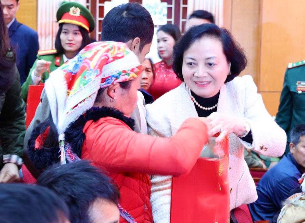 Phó Thủ tướng Phạm Thị Thanh Trà thăm hỏi, tặng quà các hộ nghèo trên địa bàn xã Bát Xát, xã Trịnh Tường, chiều 8/2 - Ảnh: VGP/Thu Giang  