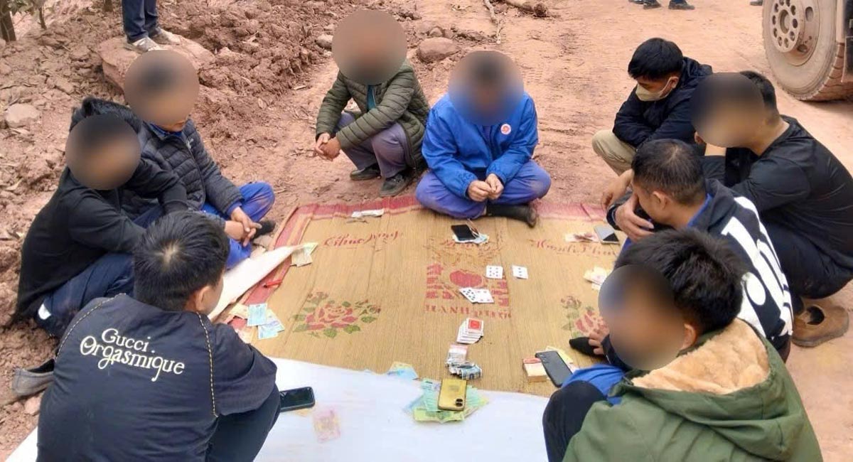 Bắt giữ 9 đối tượng đánh bạc tại Bình Khê, Quảng Ninh. Ảnh: Công an Quảng Ninh