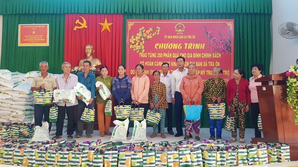 Leaders of Tra On Commune People's Committee present gifts to policy families in difficult circumstances in the area. Photo: Hoang Loc