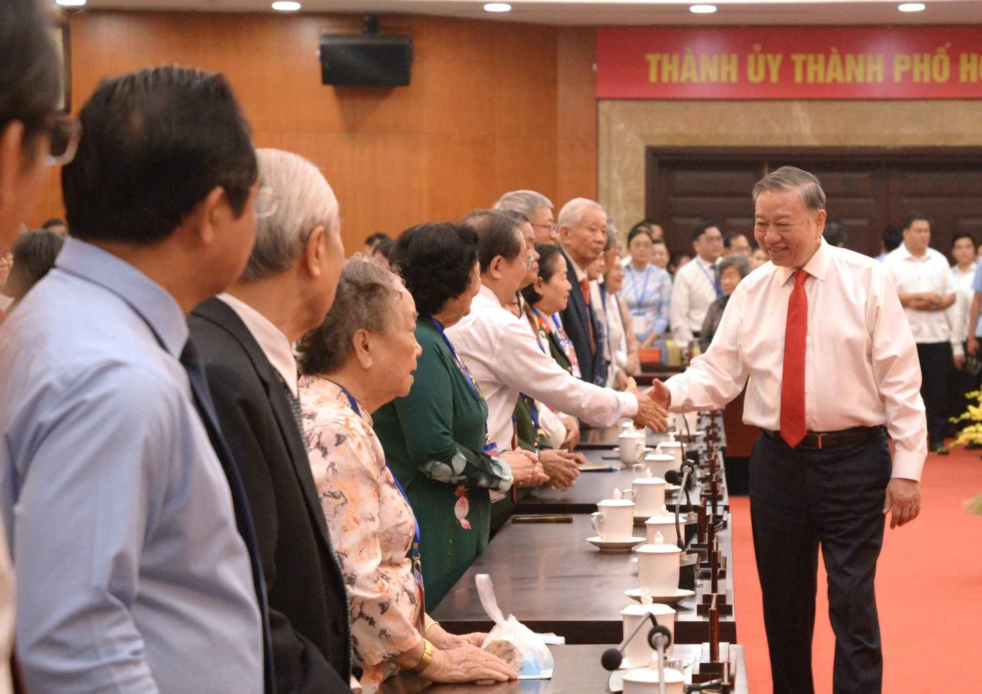 General Secretary To Lam visits delegates. Photo: Ha Khanh