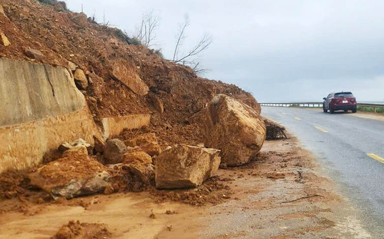 Landslide on Ha Tinh coastal road section in Hai Ninh ward. Photo: Duc Tuan