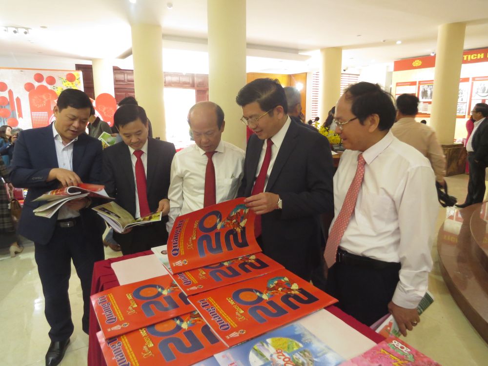 Các đại biểu tham quan Hội báo Xuân Bính Ngọ 2026. Ảnh: Thanh Trung