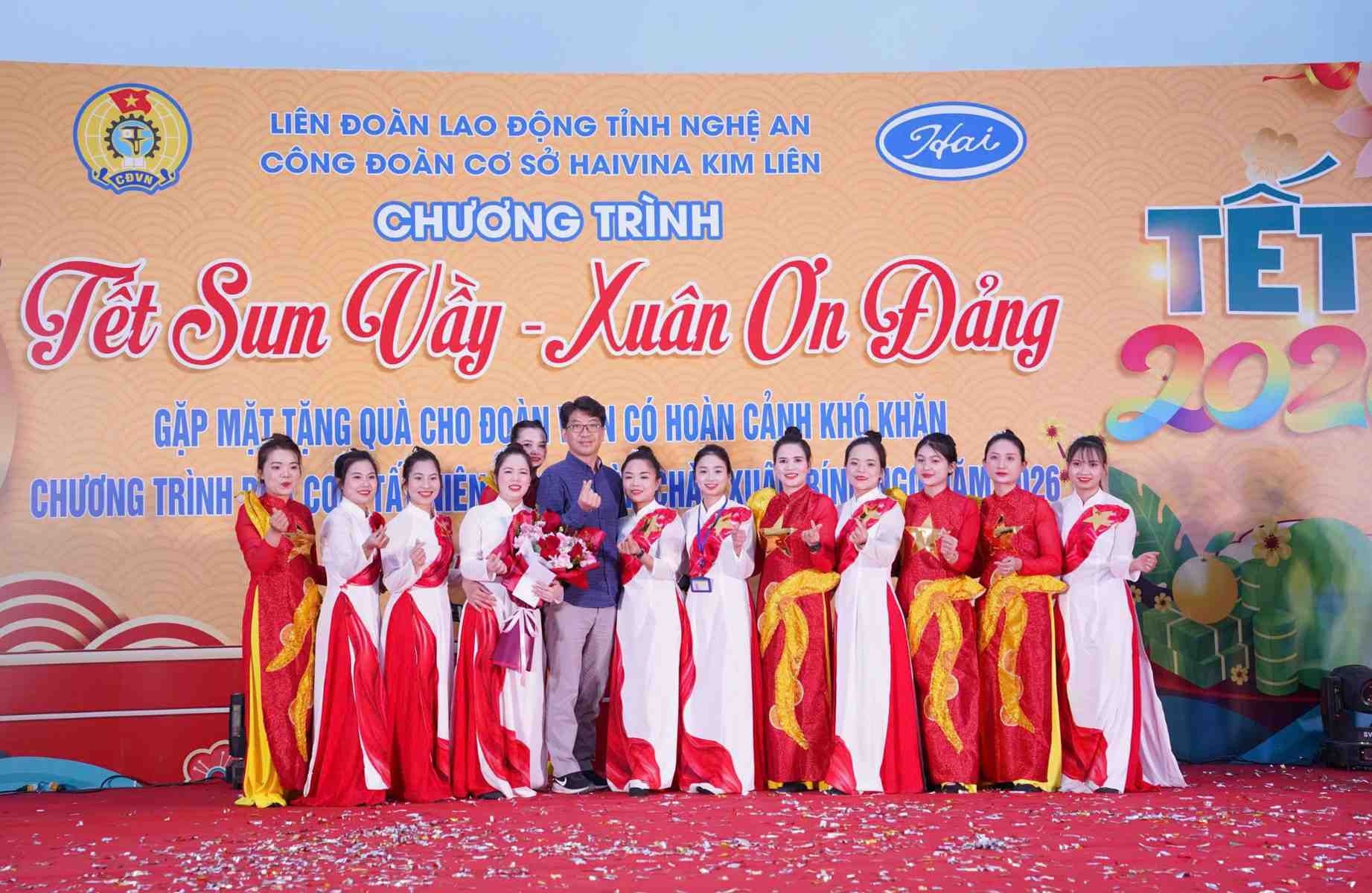 The Tet reunion - Spring of Gratitude to the Party program at businesses in Nghe An brings joy to a large number of workers. Photo: Ngoc Anh