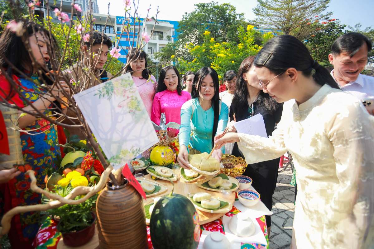 Hội thi mâm ngũ quả ở phường Tân Hưng. Ảnh: Minh Tâm