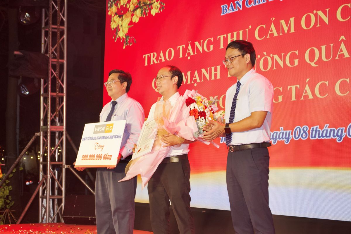 Các doanh nghiệp ủng hộ quỹ an sinh cho phường Tân Hưng. Ảnh: Minh Tâm