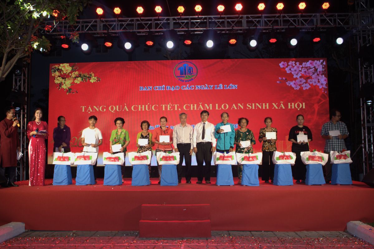 Lãnh đạo phường Tân Hưng trao quà đến các hộ dân trên địa bàn. Ảnh: Minh Tâm