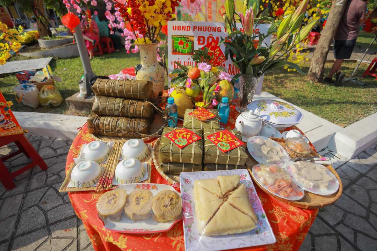 Những mâm ngũ quả được trưng bày đẹp mắt. Ảnh: Minh Tâm