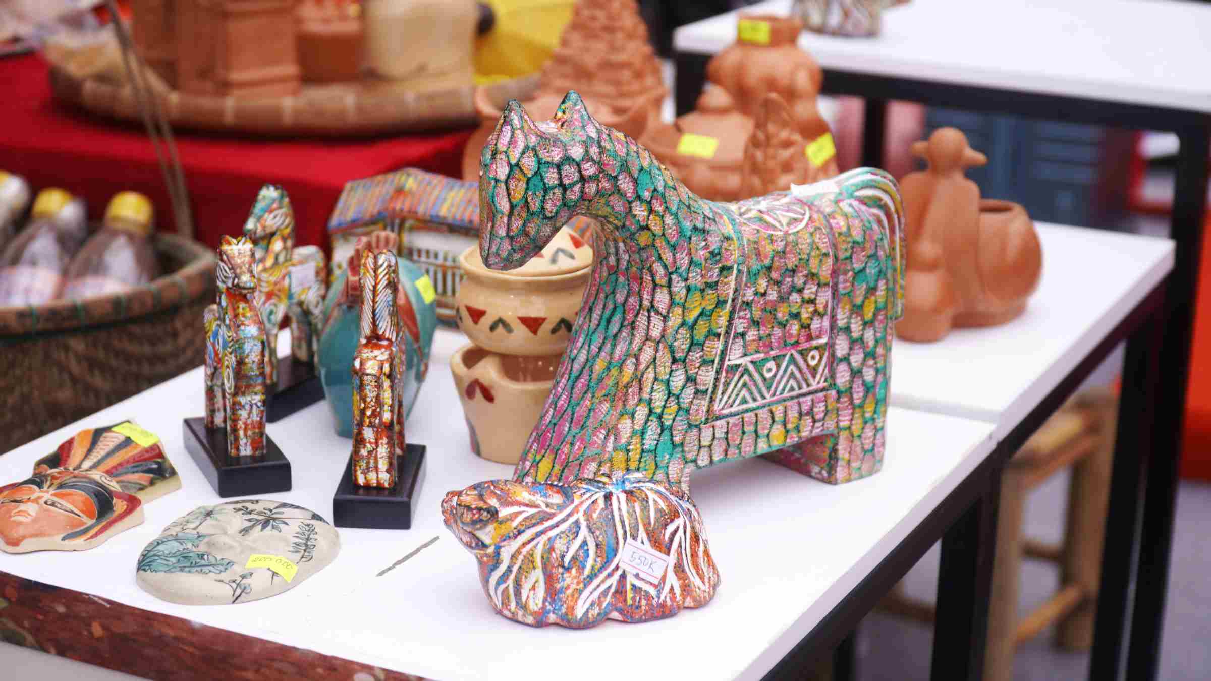 Các sản phẩm ngựa gốm được trưng bày tại gian hàng tết. Ảnh: Minh Vũ