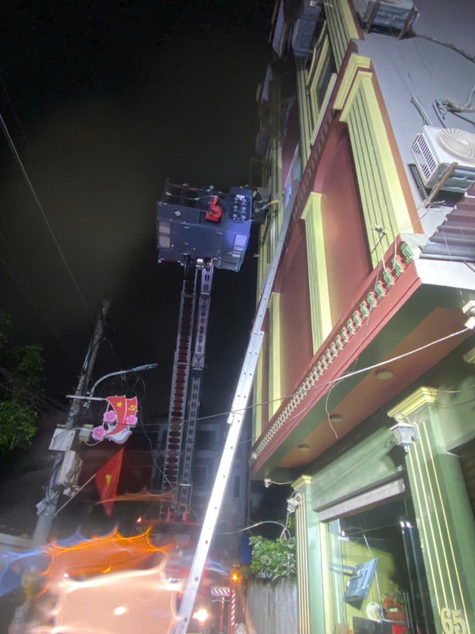 Xe thang tiếp cận người từ tầng cao. Ảnh: Công an Hà Nội