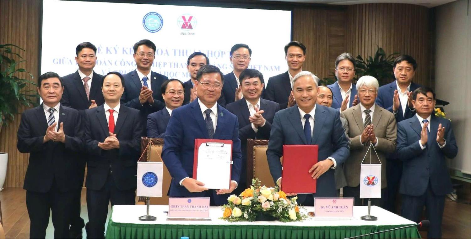 Đại diện lãnh đạo TKV và Trường Đại học Mỏ - Địa chất ký kết Thỏa thuận hợp tác giai đoạn 2025 - 2030. Ảnh: Truyền thông TKV