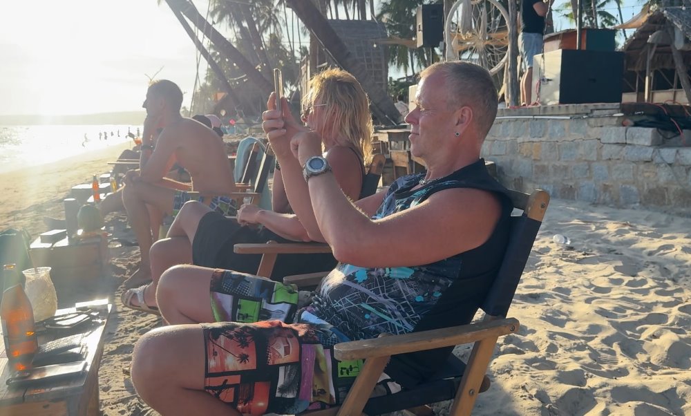 Khách du lịch thích thú xem trình diễn flyboard. Ảnh: Duy Tuấn 