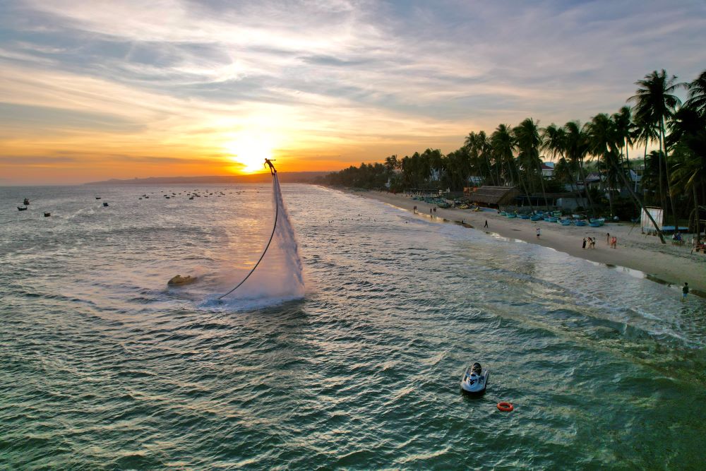 Flyboard được trình diễn dưới ánh hoàng hôn. Ảnh: Duy Tuấn 